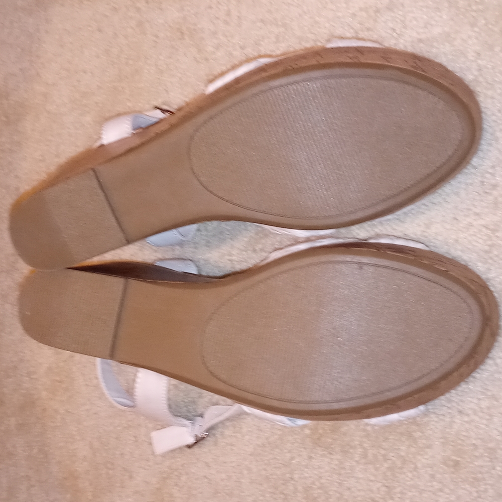 COPY - BNIB White Shoes Size 7.5 - Picture 6 of 9